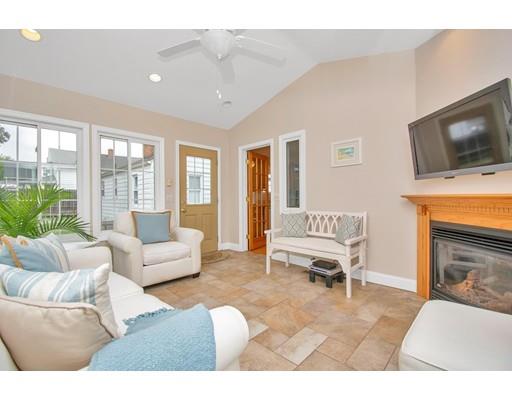 262 Abbott Street Springfield, MA 01118 - Photo 4 of 37