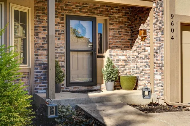 $385,000 | 9604 Nieman Place, Overland Park, KS 66214