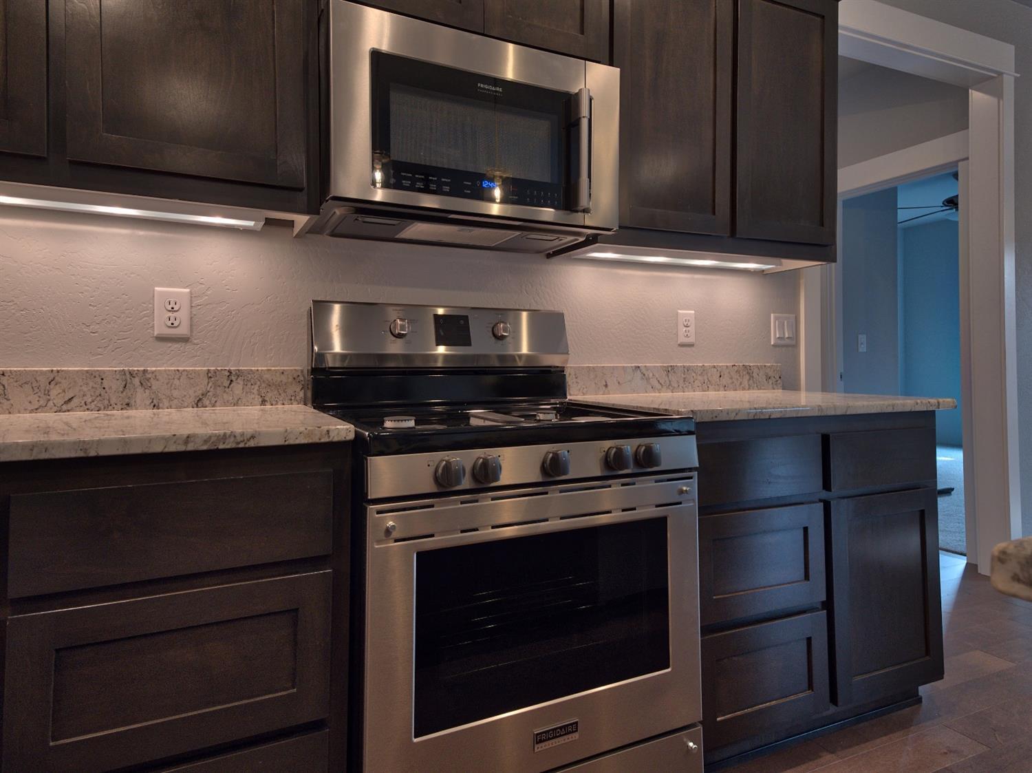 972 Arrowhead Trail Eagle Point, OR 97524 - Photo 5 of 18 Kitchen with custom cabinets.
