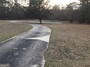 a view of a dry yard