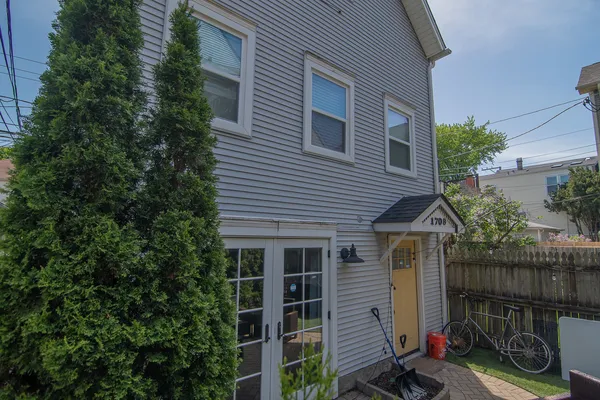 $4,650 | 1709 West Barry Avenue, Unit CH, Chicago, IL 60657