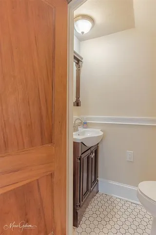 a view of entryway with kitchen