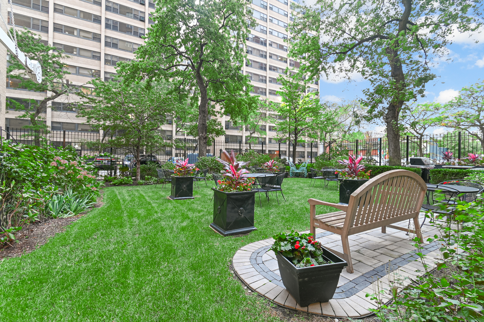 5000 South East End Avenue, Unit 2D Chicago, IL 60615 - Photo 20 of 22 a view of a garden with patio