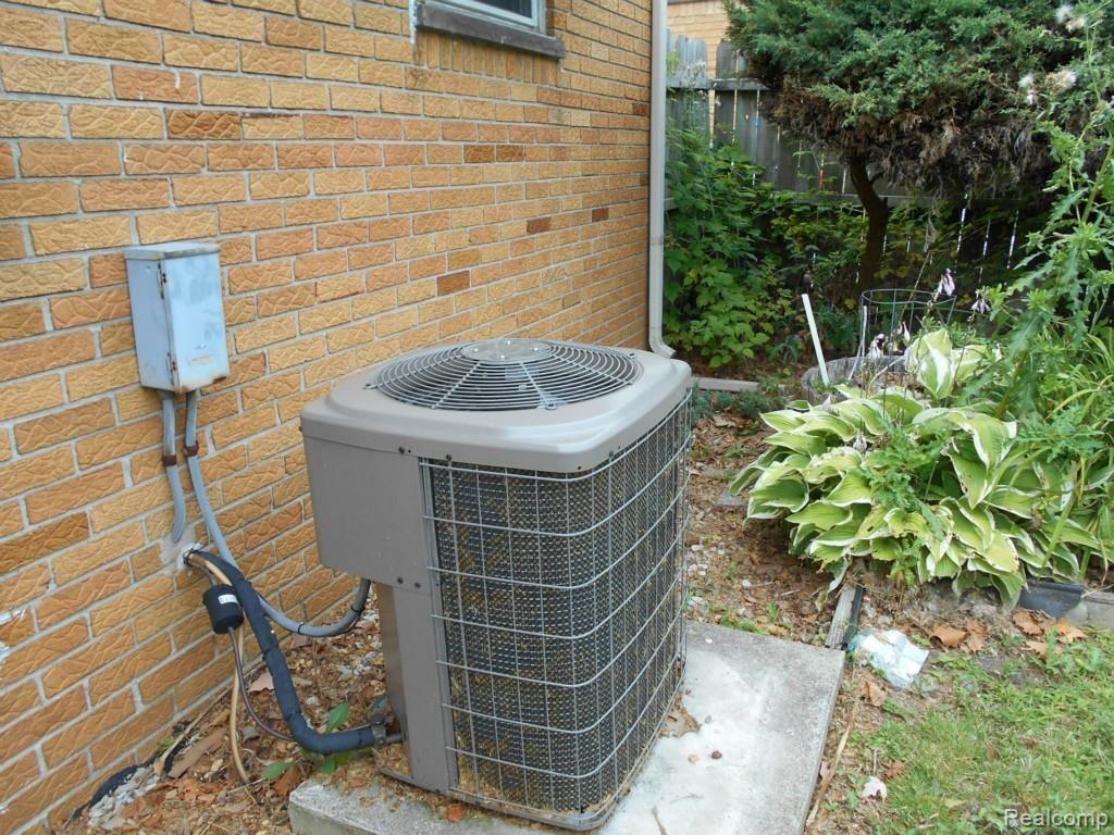 15749 Selwyn Road Southgate, MI 48195 - Photo 6 of 20 newer central air.jpg