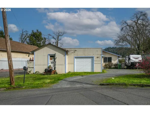 $314,900 | 131 North 10th Street, Cottage Grove, OR 97424