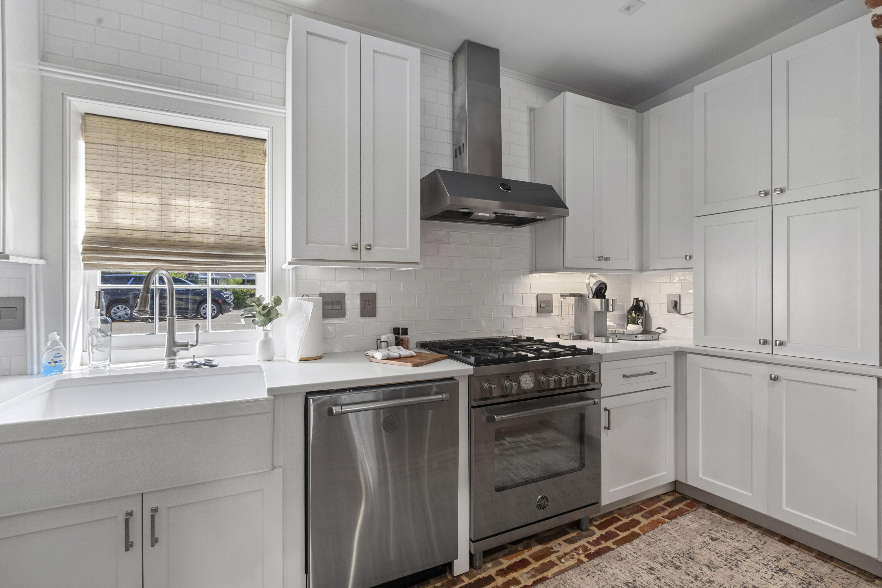 32 State Street Charleston, SC 29401 - Photo 11 of 48 Modern Kitchen