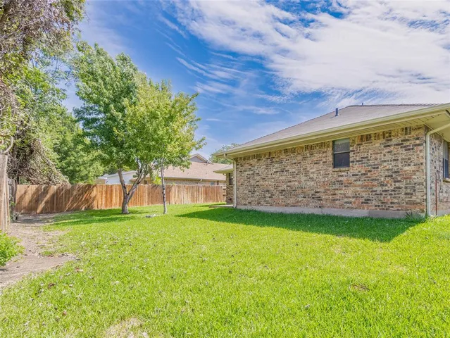 a view of a backyard