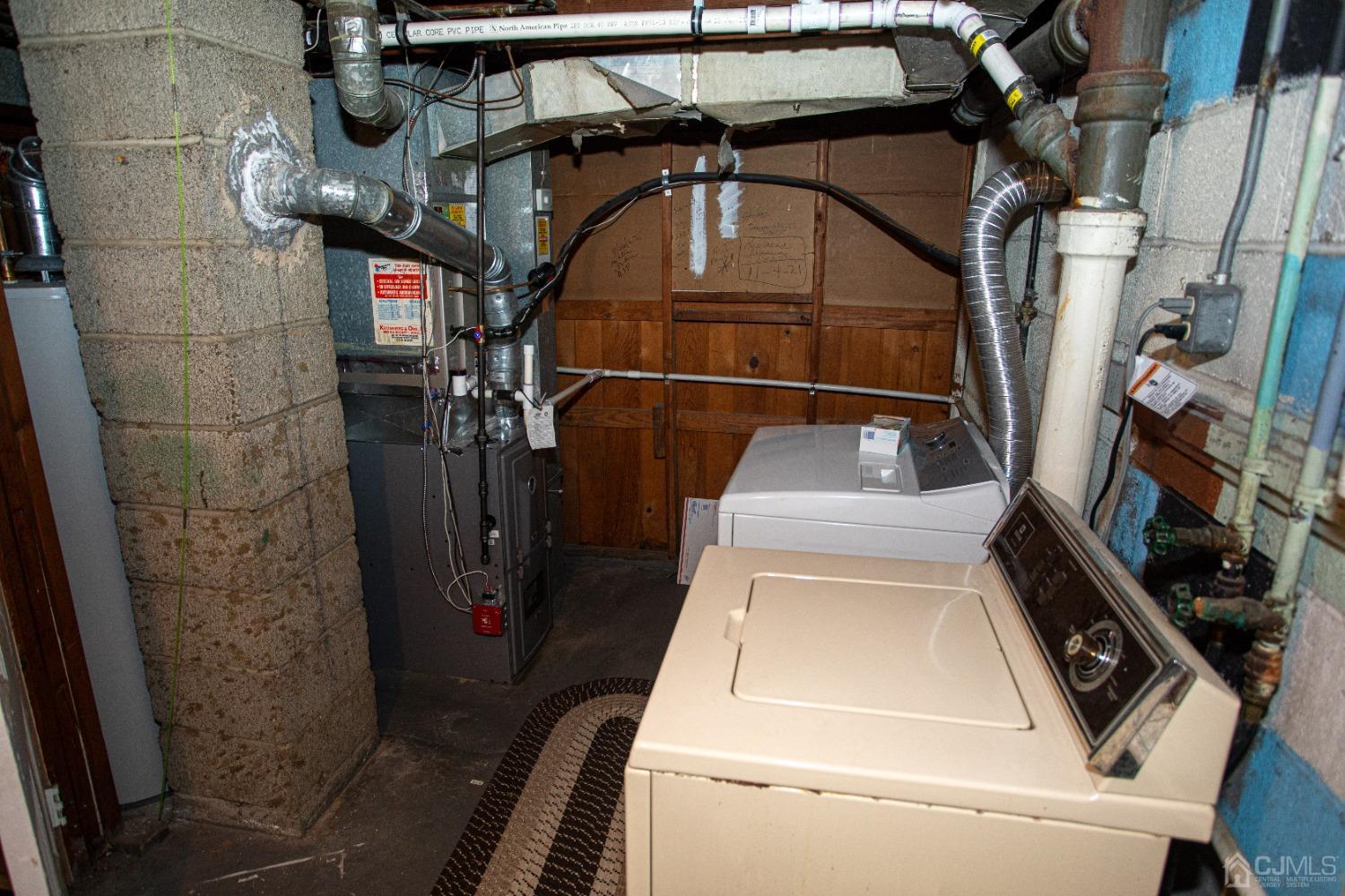 9 Becker Drive Sayreville, NJ 08859 - Photo 33 of 39 a utility room with dryer and washer