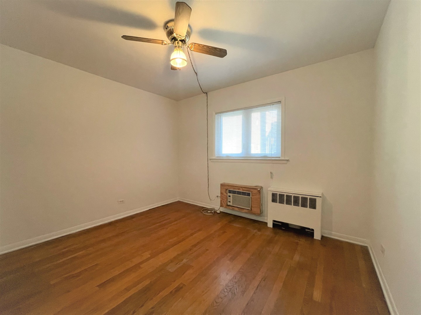 341 Custer Avenue, Unit 2 Evanston, IL 60202 - Photo 14 of 19 an empty room with windows