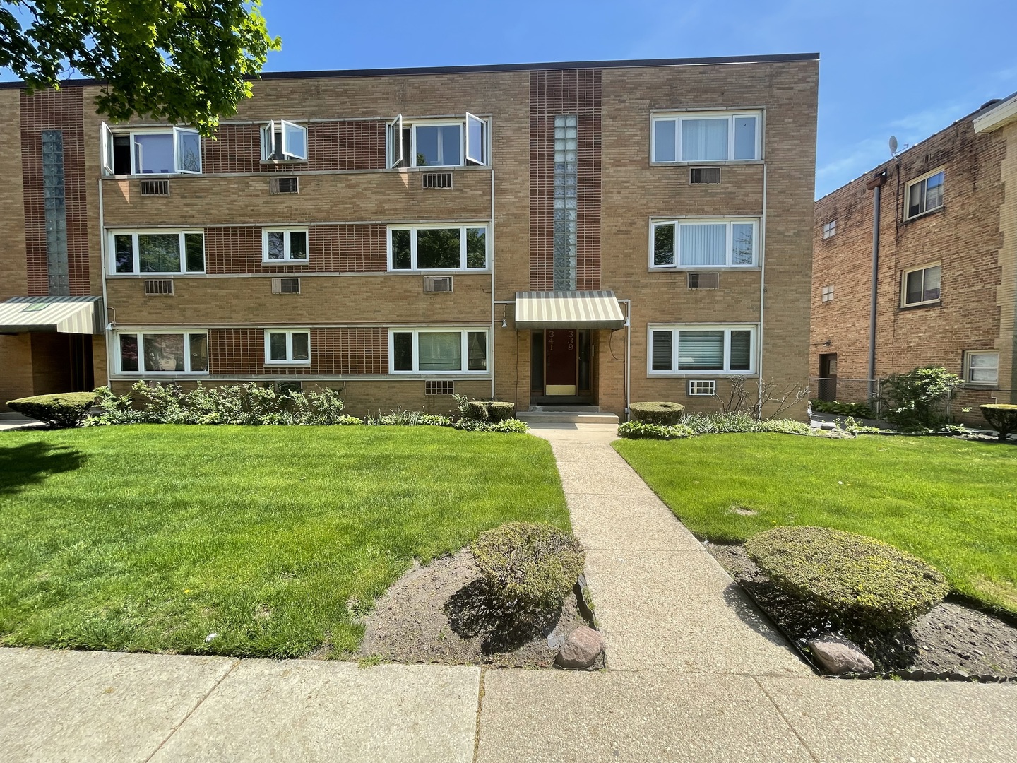 341 Custer Avenue, Unit 2 Evanston, IL 60202 - Photo 2 of 19 a front view of a building with garden