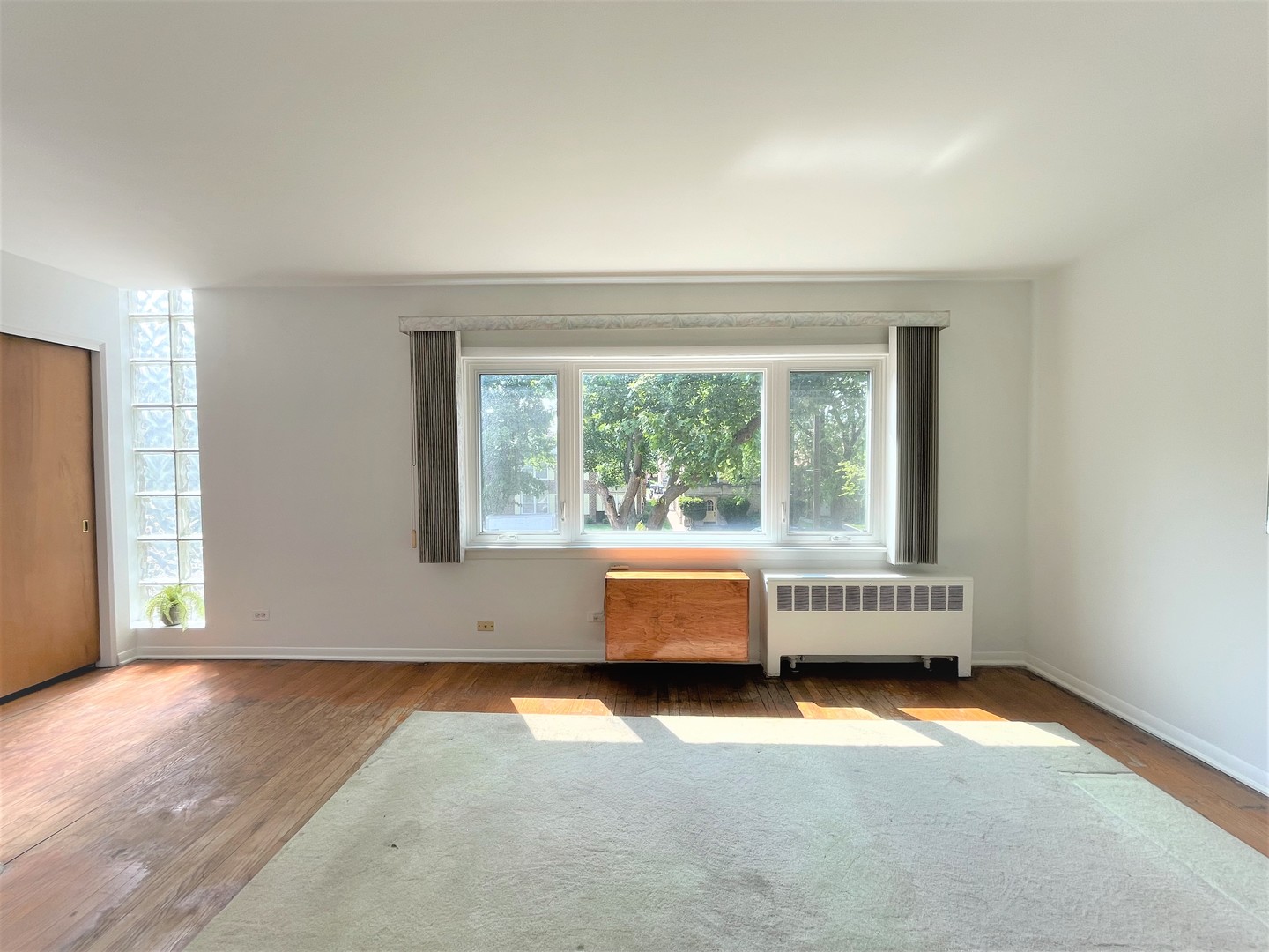 341 Custer Avenue, Unit 2 Evanston, IL 60202 - Photo 6 of 19 an empty room with a window