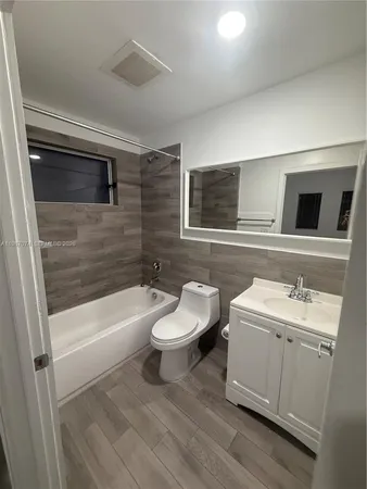 $2,400 | 486 East 30th Street, Unit 202, Hialeah, FL 33013