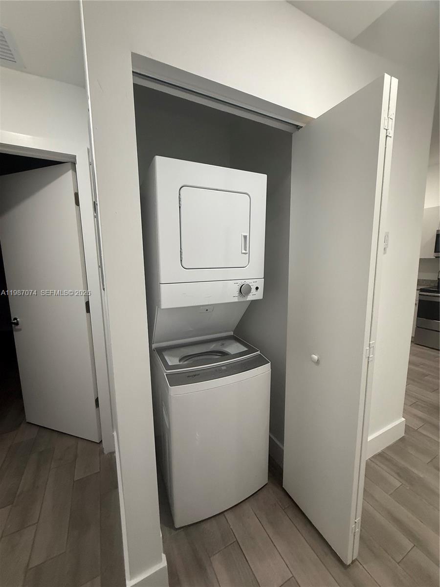 486 East 30th Street, Unit 202 Hialeah, FL 33013 - Photo 6 of 16 a utility room with dryer and washer