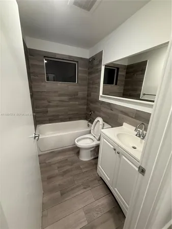 $2,400 | 486 East 30th Street, Unit 202, Hialeah, FL 33013