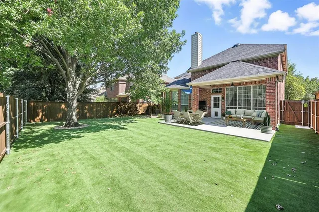 a view of a house with backyard and porch