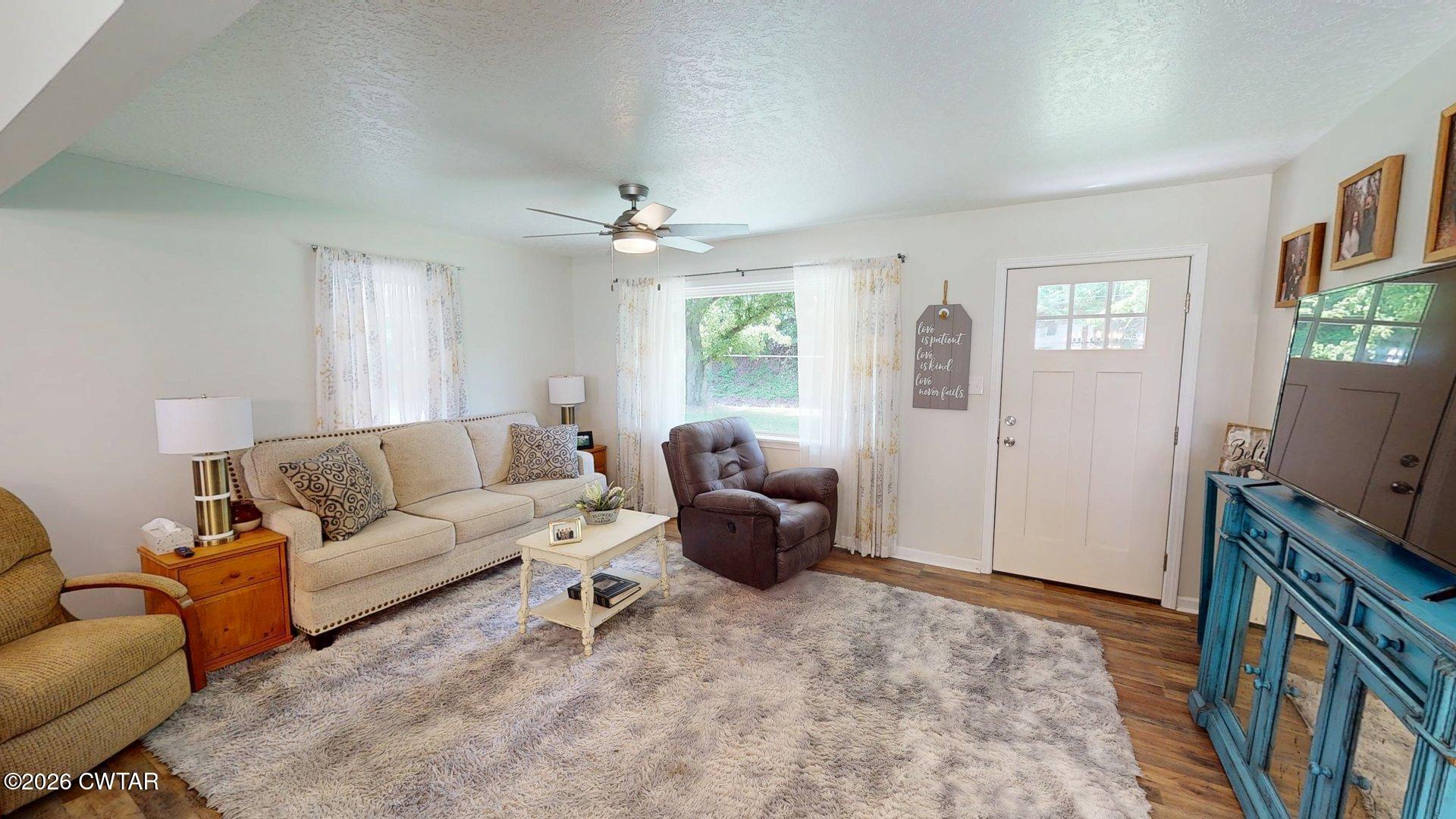 3667 Meacham Road Dyersburg, TN 38024 - Photo 3 of 16 Livng Room