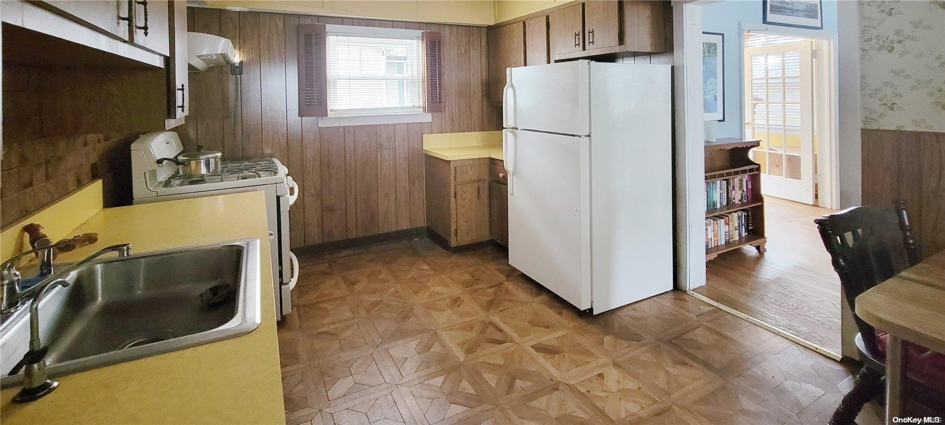 138 Hewlett Avenue Merrick, NY 11566 - Photo 12 of 35