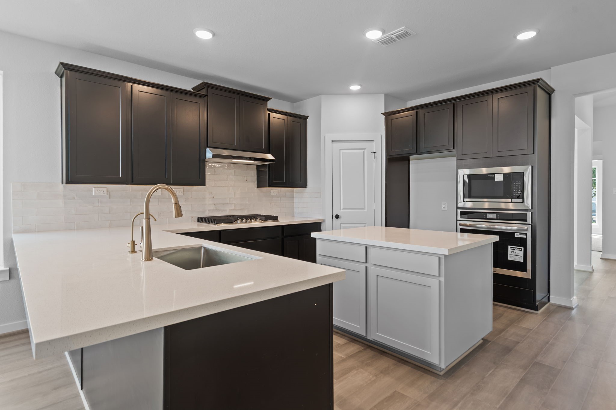 10919 Middle Rdg Drive Missouri City, TX 77459 - Photo 7 of 43 a kitchen that has a sink and a stove in it