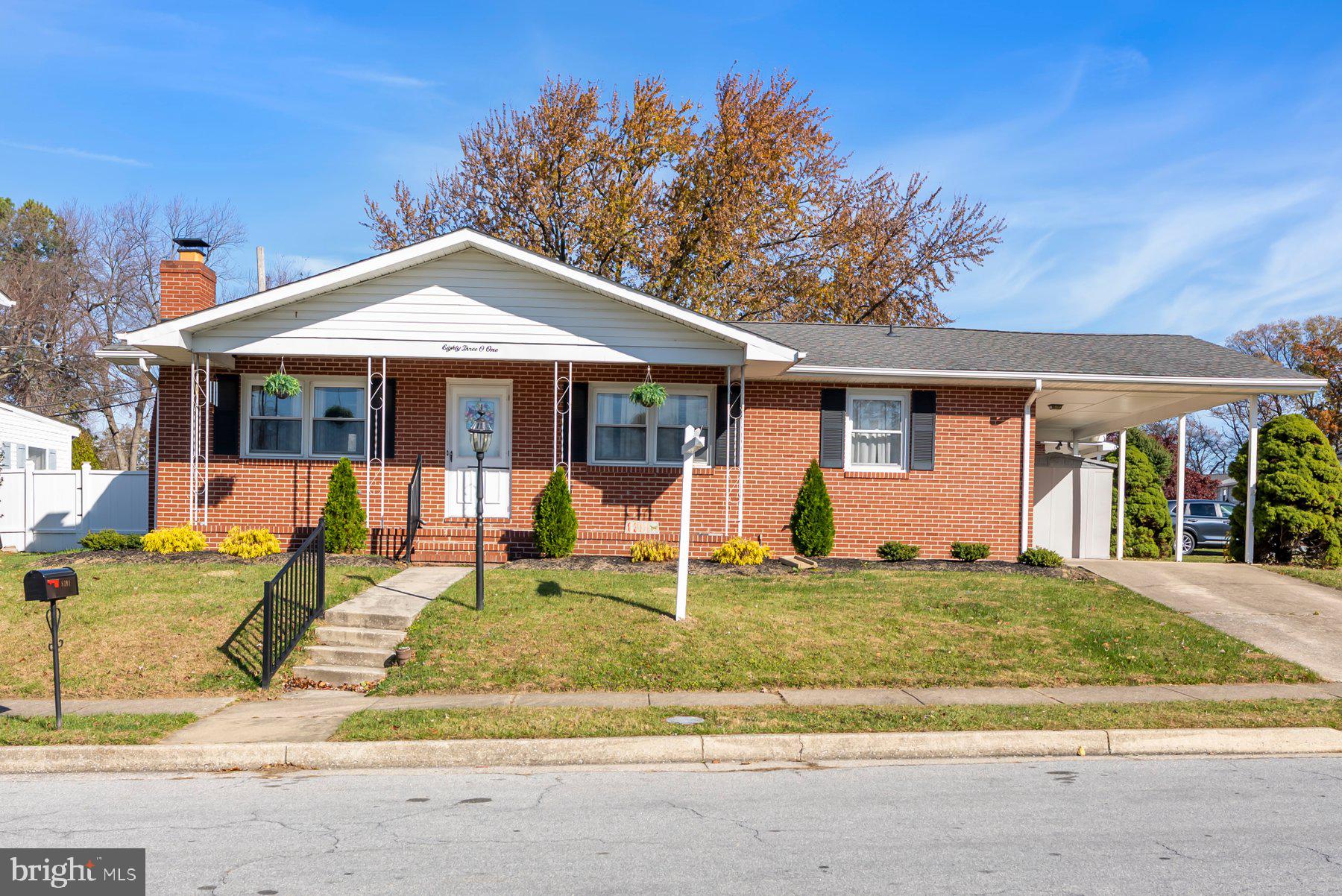 a view of a house with backyard and porch