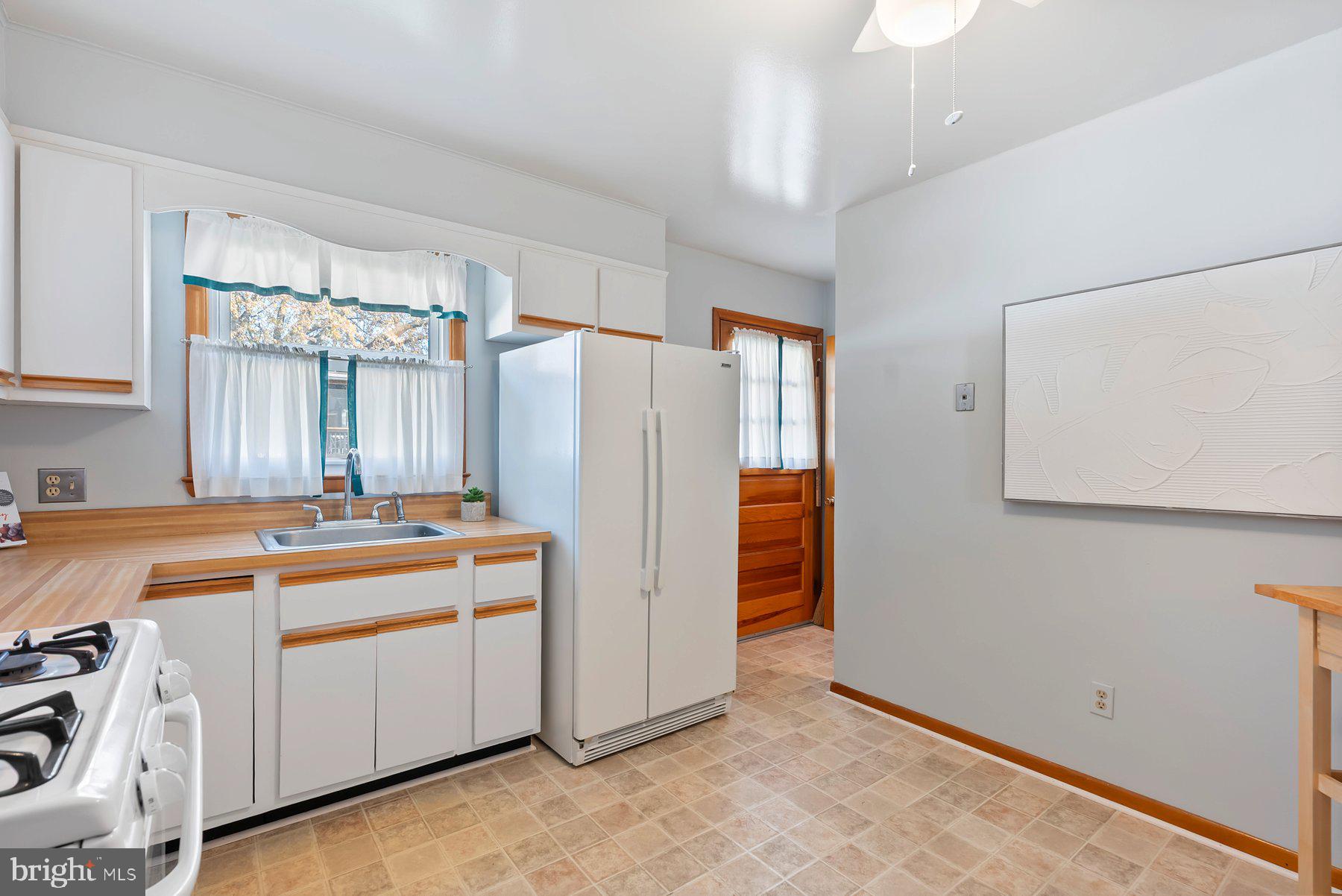 8301 Overmont Road Baltimore, MD 21234 - Photo 10 of 28 a utility room with dryer and washer