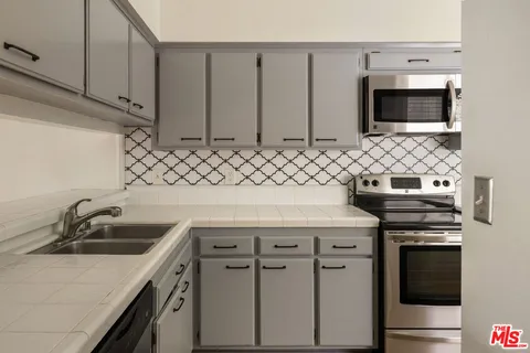$919,000 | 1900 Vine Street, Unit 403, Los Angeles, CA 90068