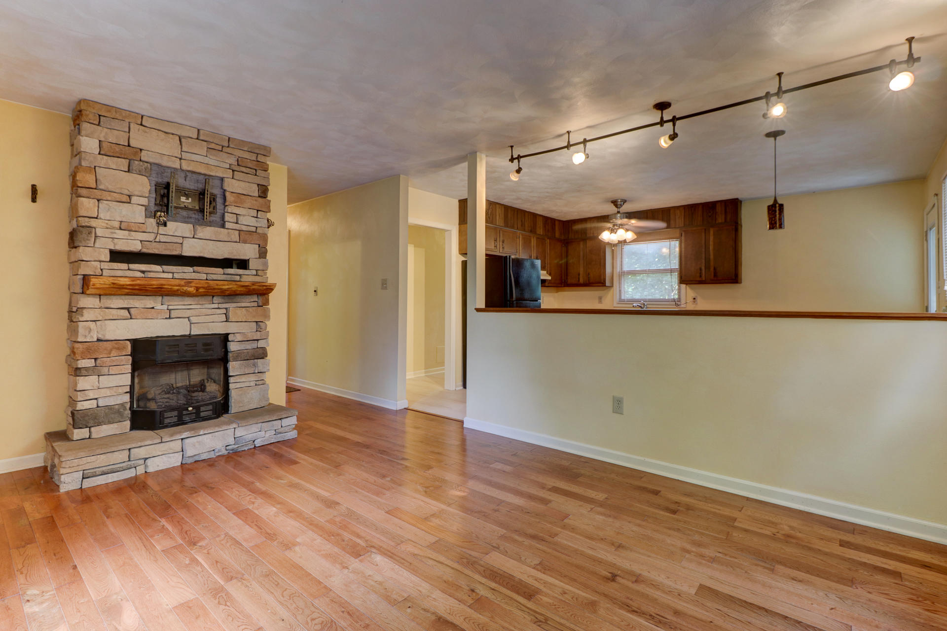 3925 Pitzer Road Roanoke, VA 24014 - Photo 5 of 19 IMG_8647_48_49_50_51