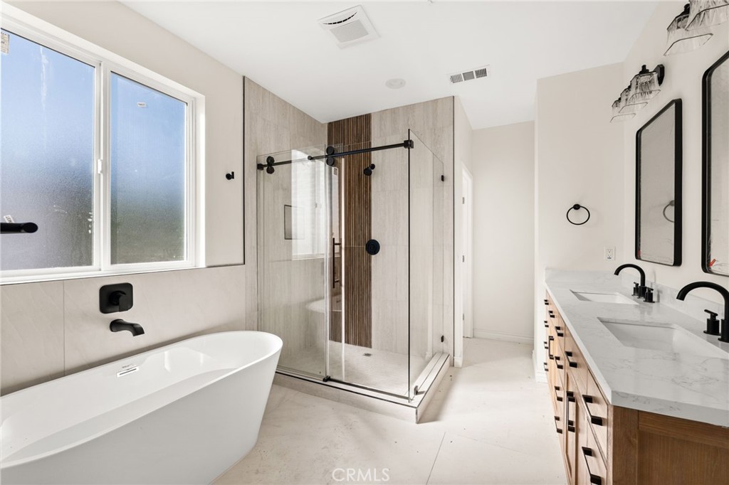 3260 Howe Street Corona, CA 92881 - Photo 14 of 28 a bathroom with a tub a sink and a mirror