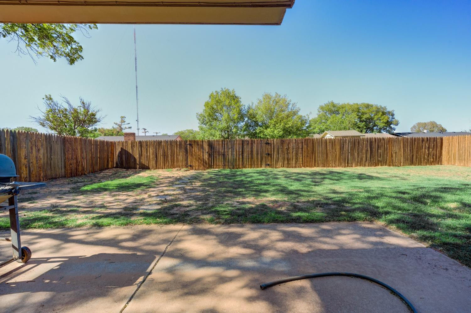 2314 79th Street Lubbock, TX 79423 - Photo 32 of 33 a backyard of a house