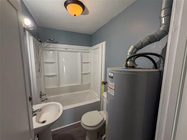 $1,200 | 627 East Woodard Street, Denison, TX 75021