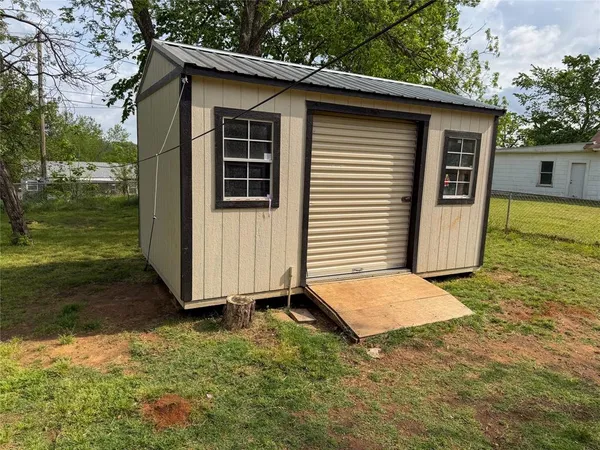 $1,200 | 627 East Woodard Street, Denison, TX 75021