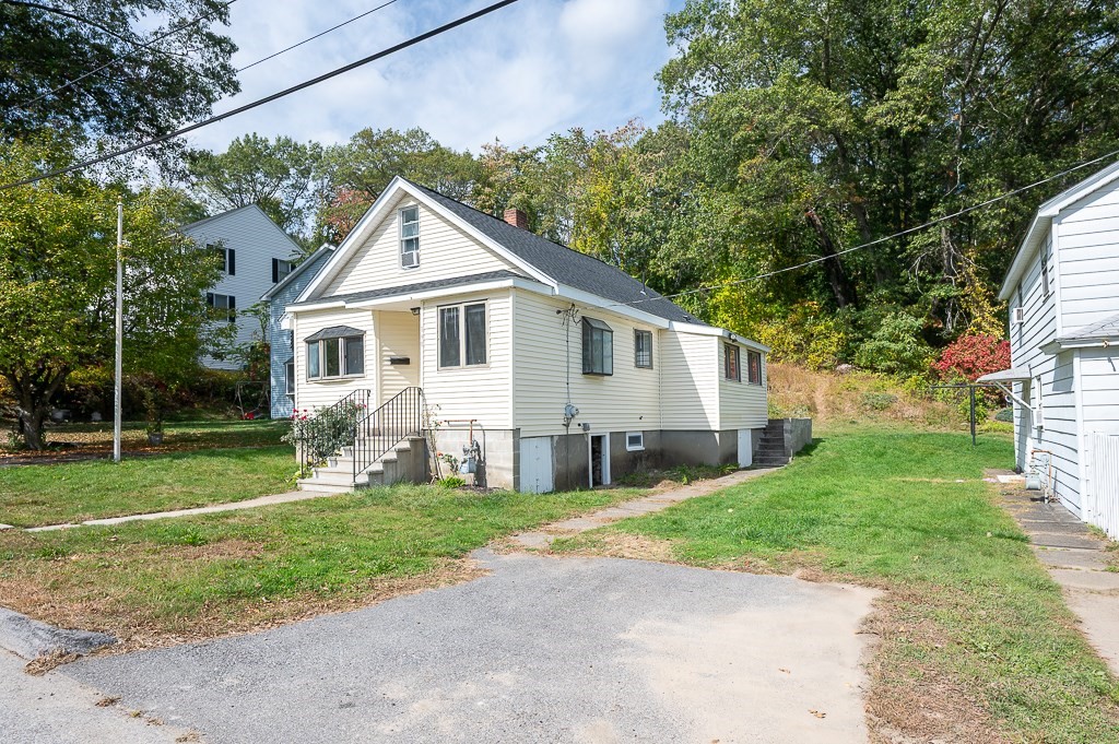 190 Dominion Road Worcester, MA 01605 - Photo 3 of 21 a front view of house with yard and green space