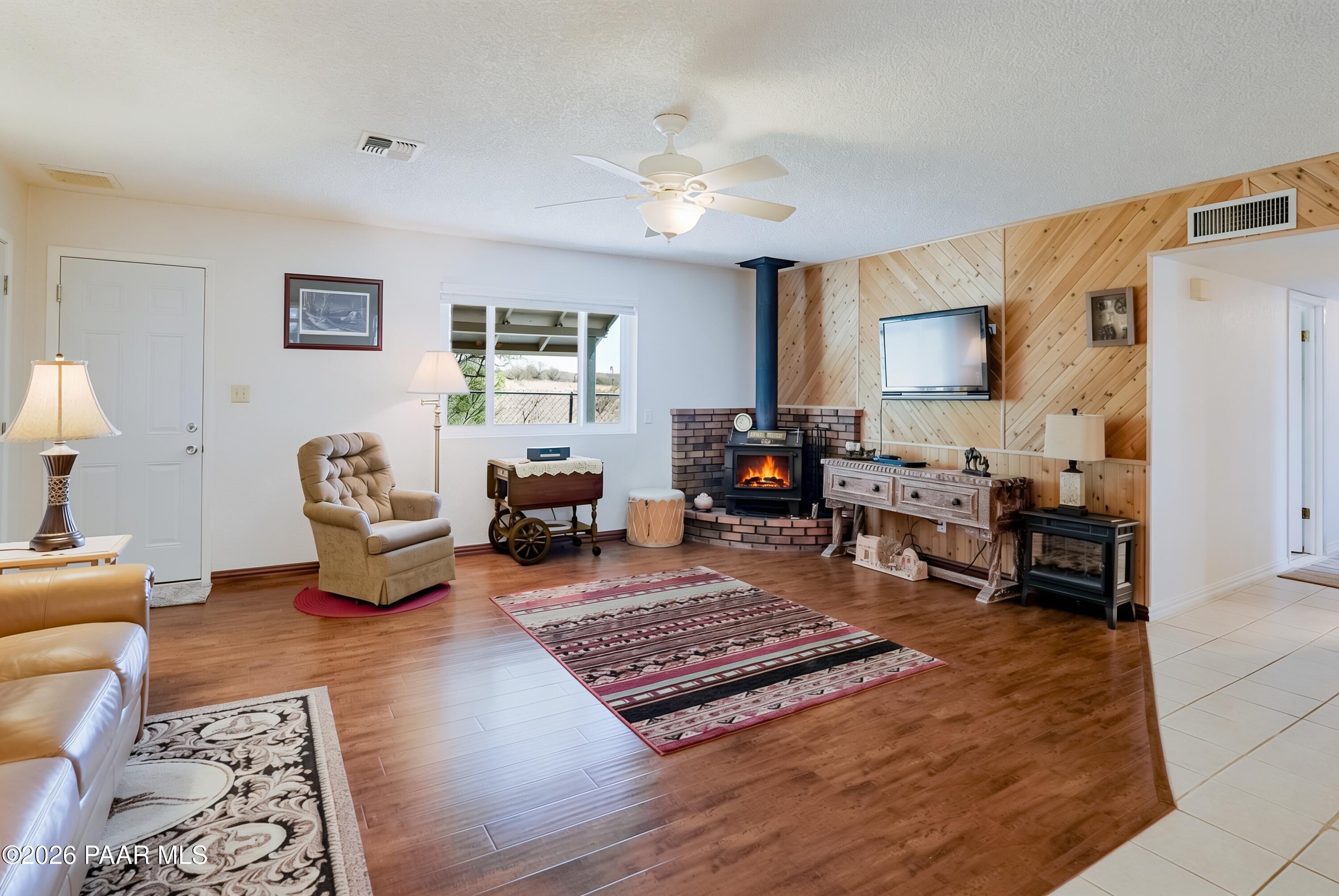 17460 East Jackrabbit Road, Unit 1 Mayer, AZ 86333 - Photo 17 of 41 Living Room