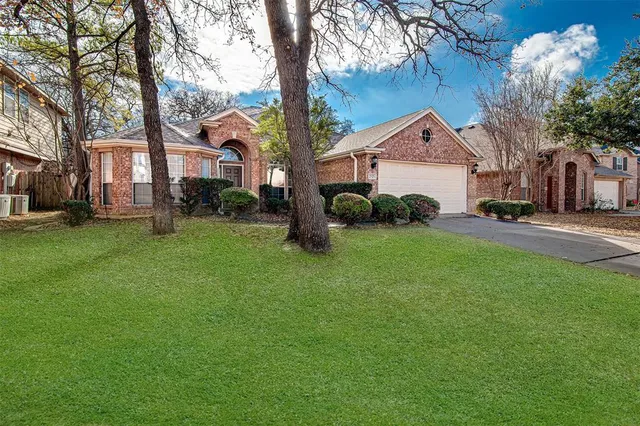 $325,000 | 2525 Greenhaven Drive, Burleson, TX 76028