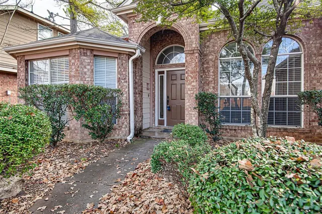 $325,000 | 2525 Greenhaven Drive, Burleson, TX 76028