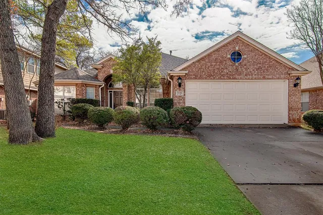 $325,000 | 2525 Greenhaven Drive, Burleson, TX 76028