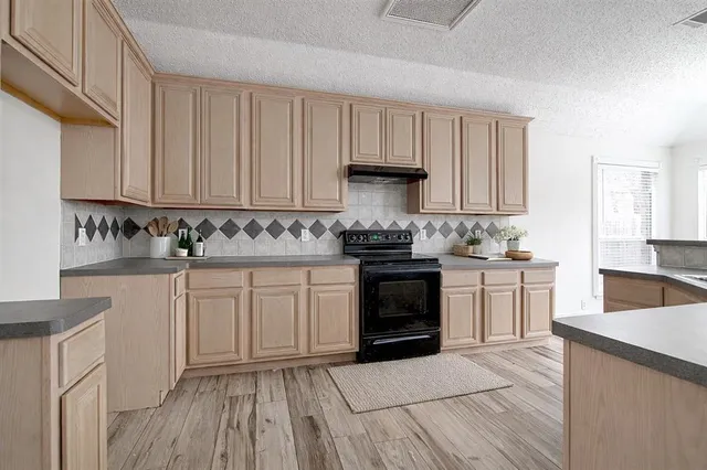 $325,000 | 2525 Greenhaven Drive, Burleson, TX 76028