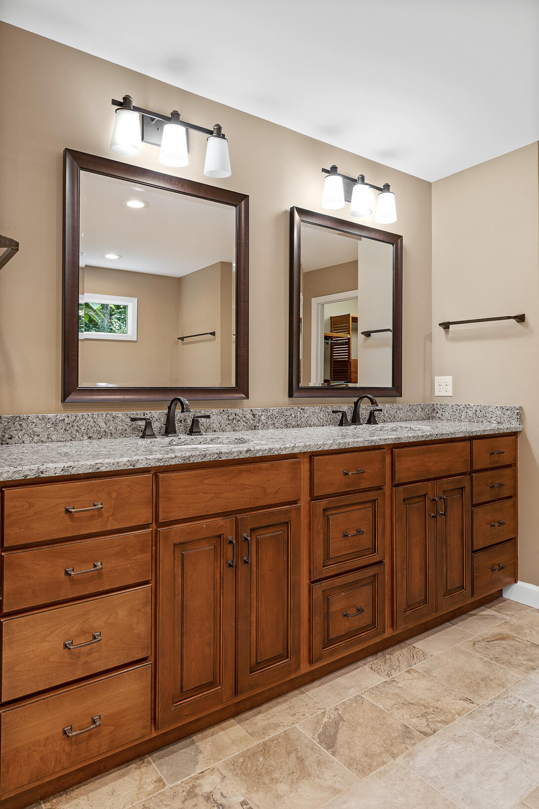 2040 Rock Bluff Road Hixson, TN 37343 - Photo 15 of 33 Master bathroom