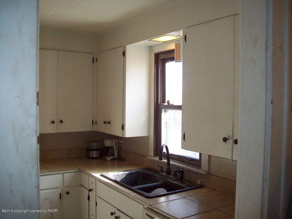 120 Elm Street Borger, TX 79007 - Photo 6 of 13 a bathroom with a sink and a bathtub