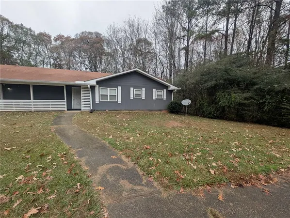 a view of a house with a yard