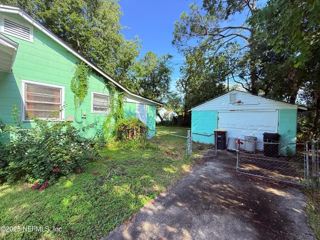 a view of a backyard