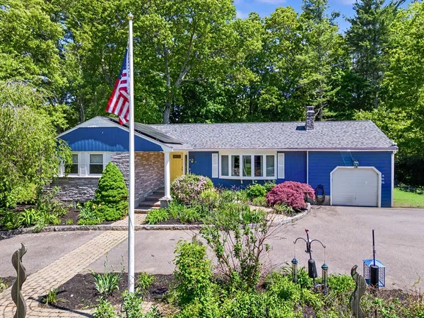 $720,000 | 10 Fleetwood Drive, Norfolk, MA 02056