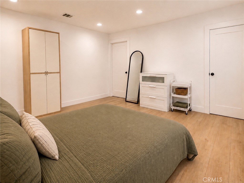 1274 South Muirfield Road Los Angeles, CA 90019 - Photo 13 of 16 Bedroom 3.
