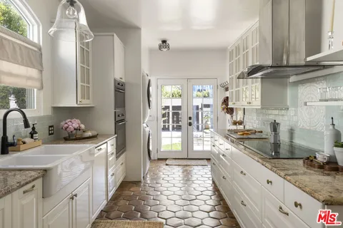 $2,699,000 | 6258 Warner Drive, Los Angeles, CA 90048