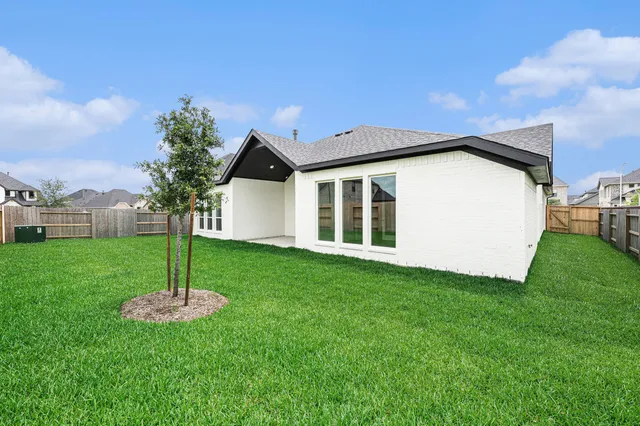 a view of a house with backyard
