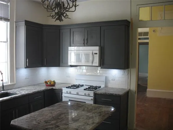 $1,950 | 2015 Burgundy Street, New Orleans, LA 70116