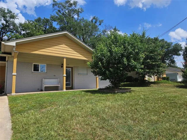 a view of a house with a yard