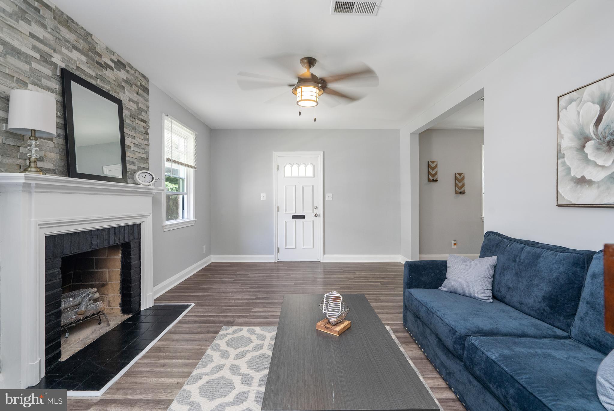3123 Dunglow Road Baltimore, MD 21222 - Photo 4 of 30 Have Light Chatter in Sitting Area by the Entrance