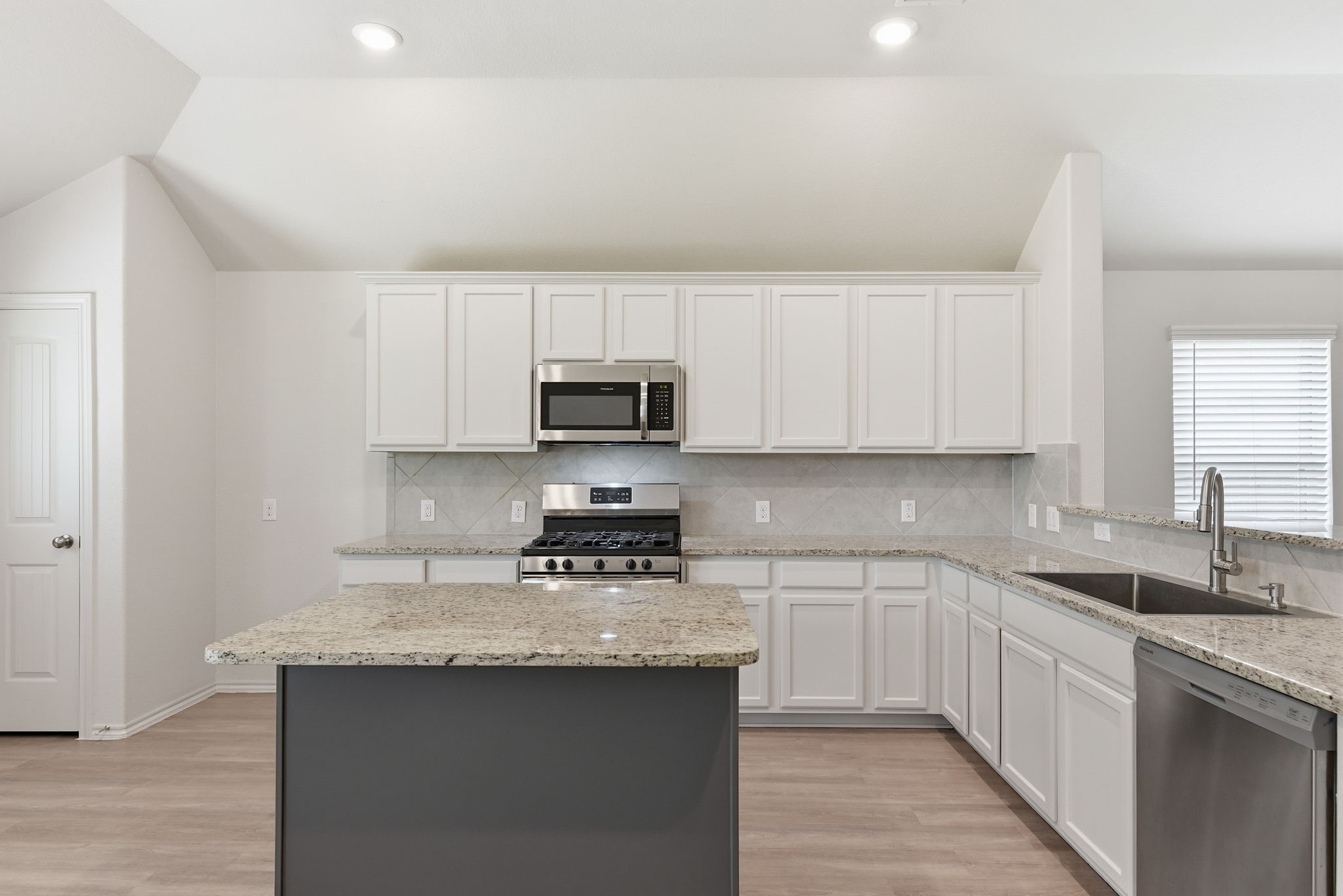 4332 Mocking Run Lane Dickinson, TX 77539 - Photo 4 of 15 Kitchen