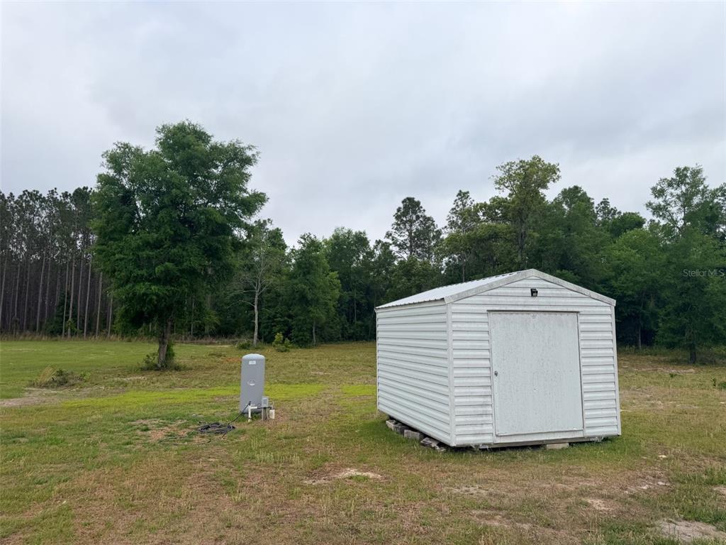 10730 198th Terrace O'Brien, FL 32071 - Photo 26 of 29 a backyard of a house with lots of green space