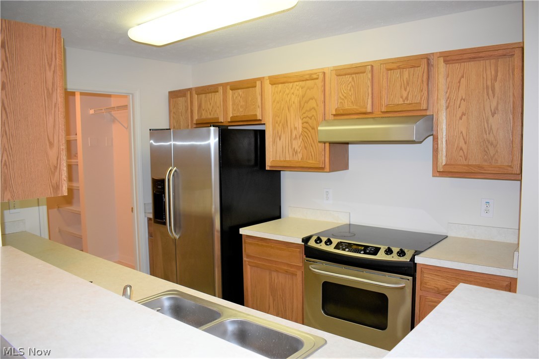 28340 Center Ridge Road, Unit 128 Westlake, OH 44145 - Photo 3 of 15 Great stainless steel kitchen appliances stay.